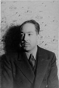 https://upload.wikimedia.org/wikipedia/commons/f/fc/LangstonHughes.jpg